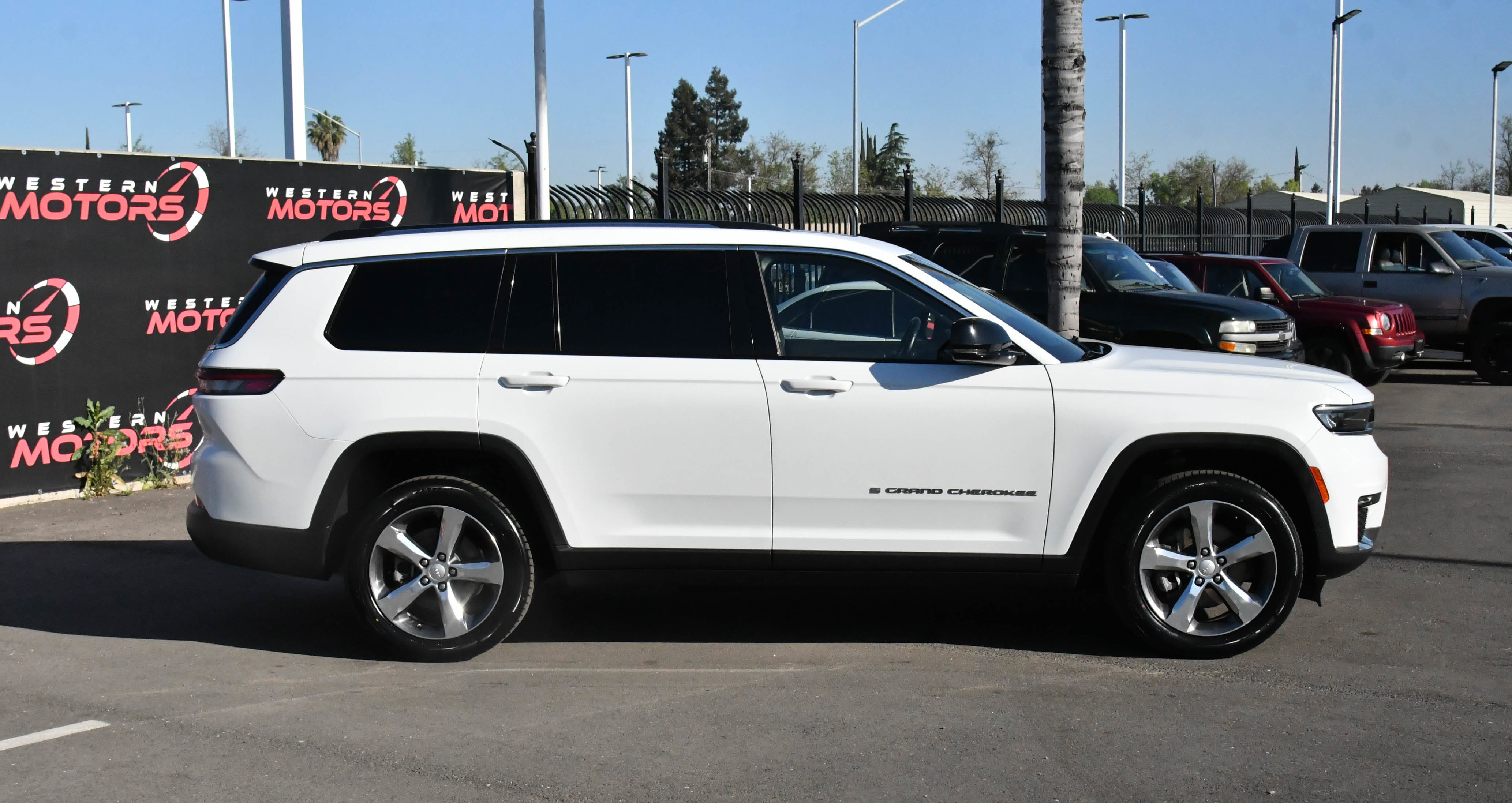 Used 2022 Jeep Grand Cherokee L Limited image 9