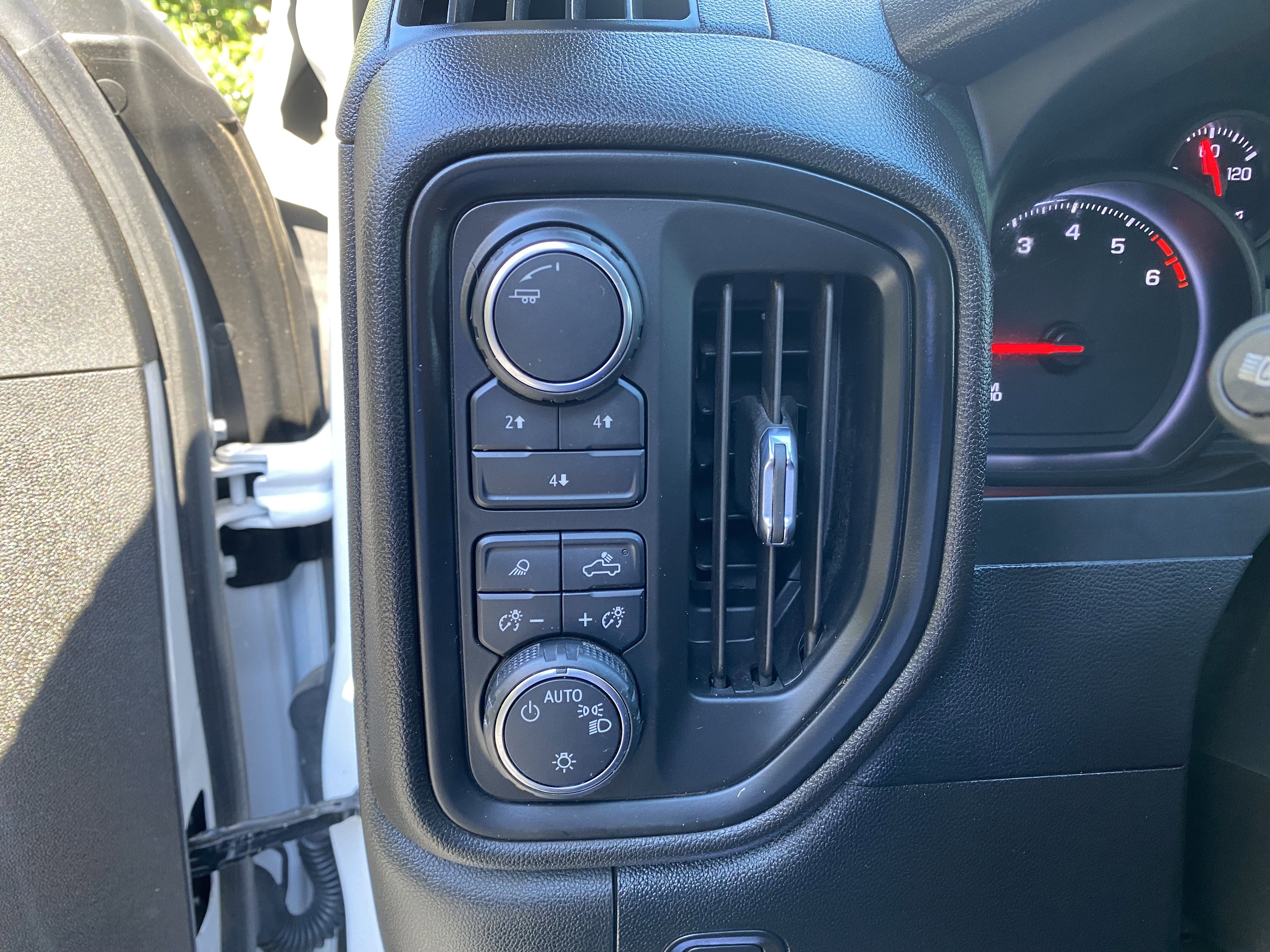 Used 2024 Chevrolet Silverado 2500 Custom w/ Custom Value Package image 18