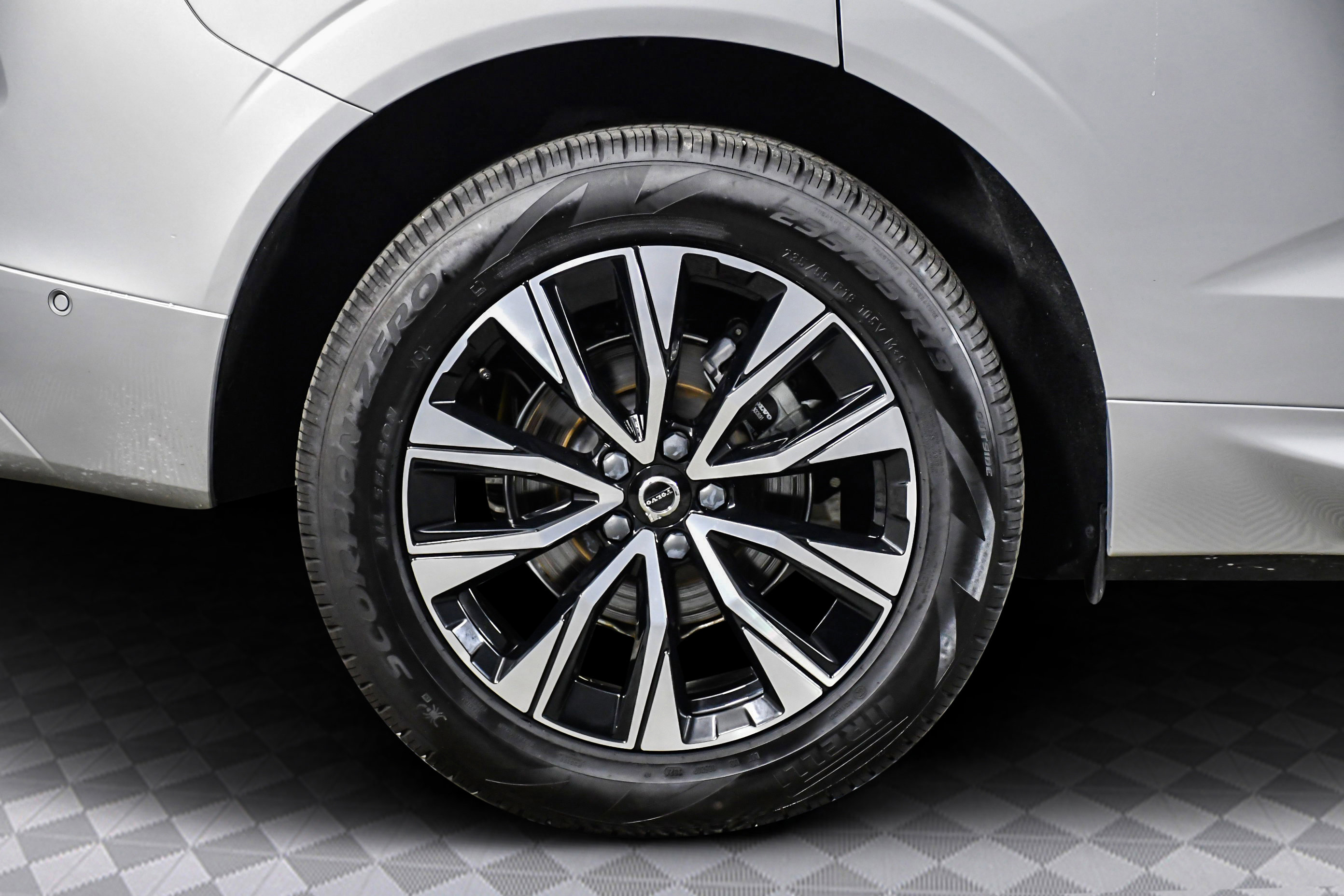 Used 2025 Volvo XC60 B5 Plus image 29