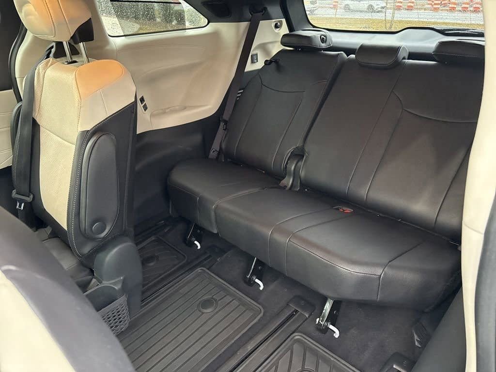 Used 2025 Toyota Sienna Limited image 18