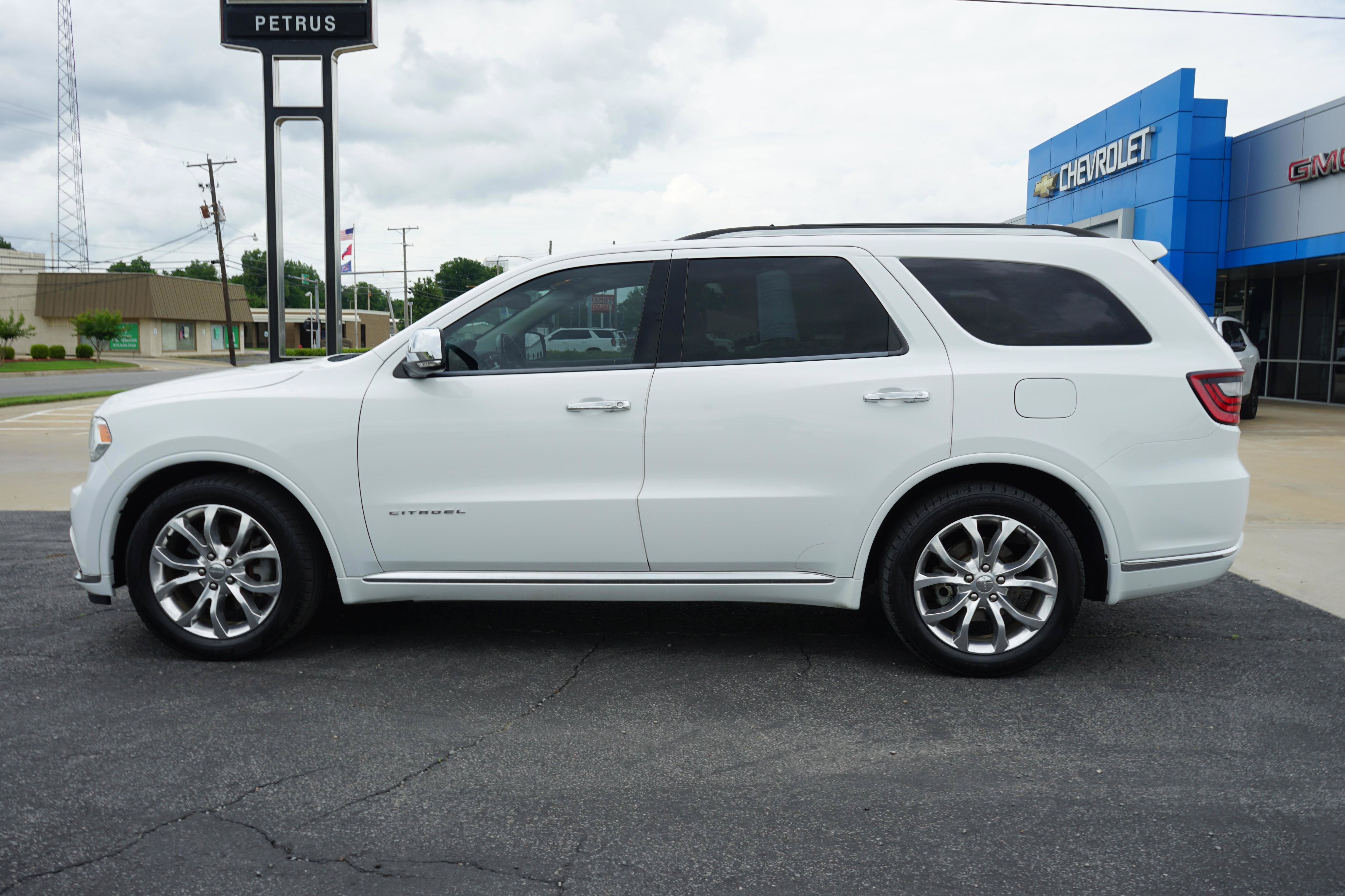 Used 2017 Dodge Durango Citadel w/ Premium Entertainment Group RWD image 2