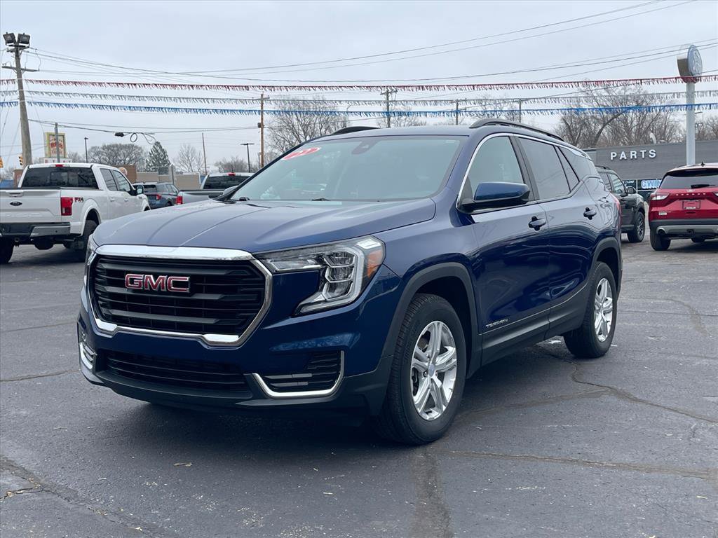 Used 2022 GMC Terrain SLE w/ Driver Convenience Package image 3