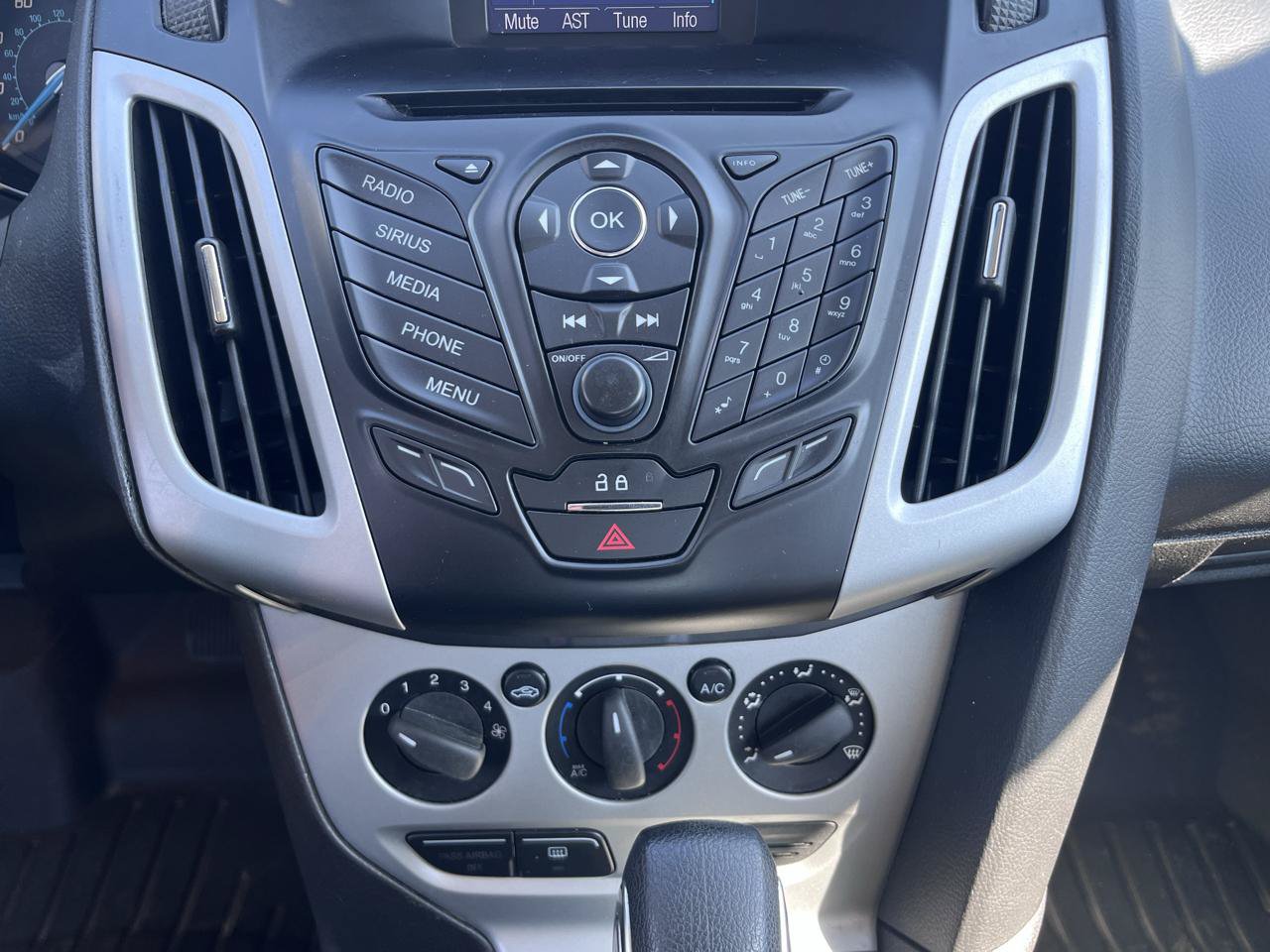Used 2014 Ford Focus SE w/ SE Sport Package FWD image 31