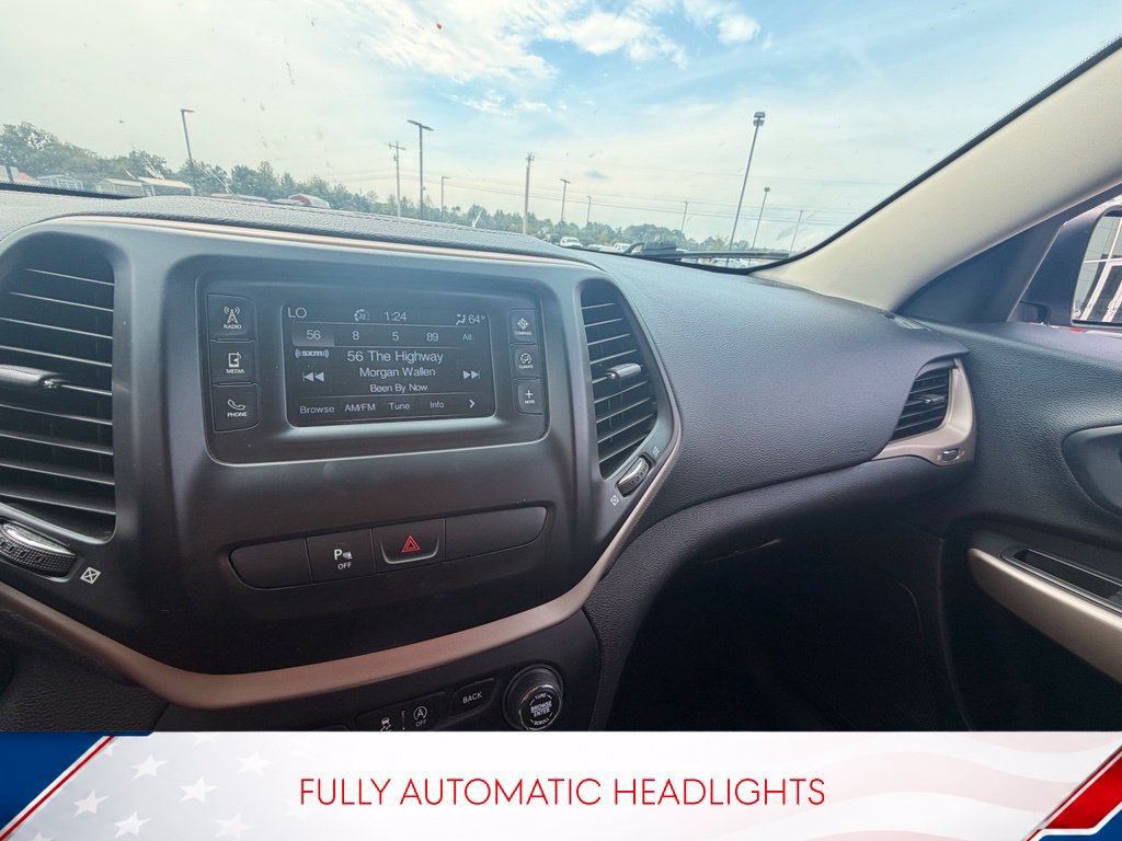 Used 2017 Jeep Cherokee Latitude AWD/4WD image 11