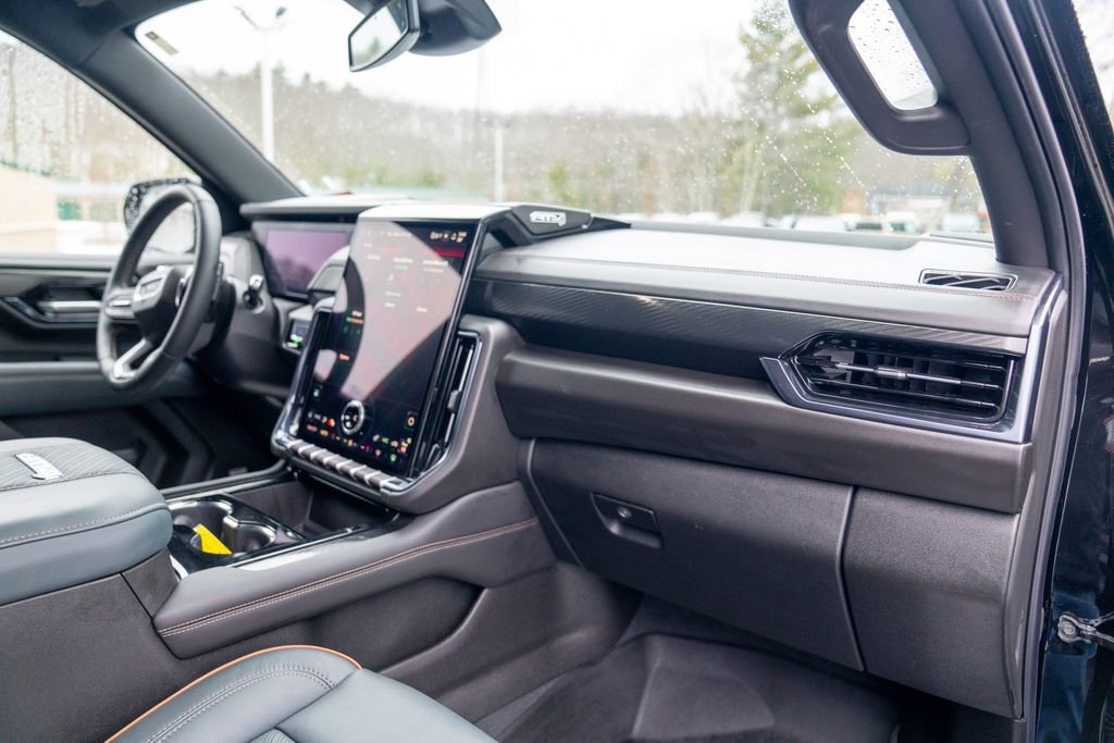 Used 2025 GMC Yukon XL AT4 image 12