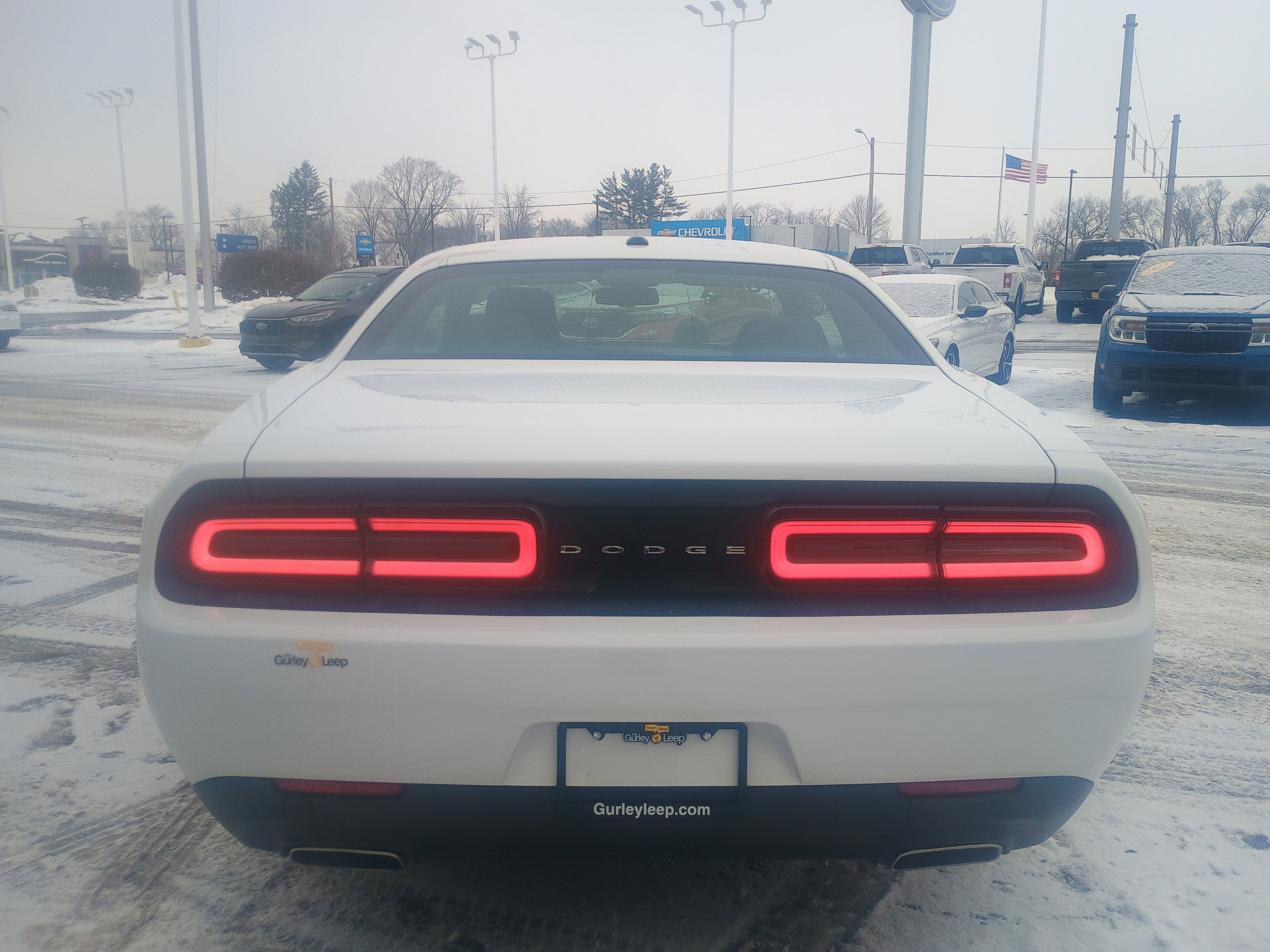 Used 2016 Dodge Challenger SXT image 9
