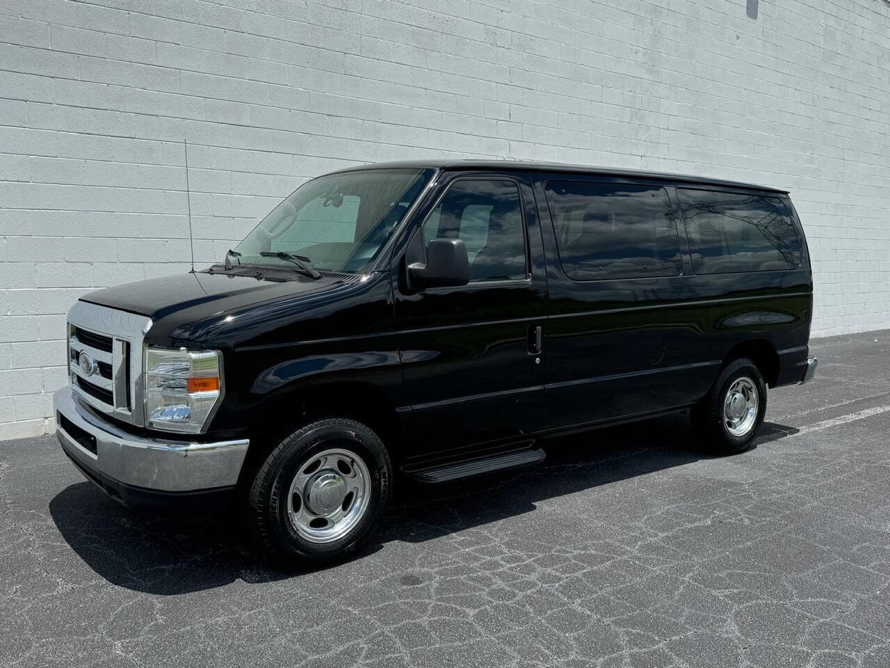 Used 2011 Ford E-150 and Econoline 150 Wagon w/ XLT Premium Pkg image 4