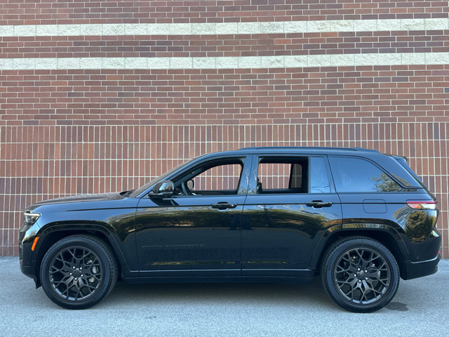 Used 2025 Jeep Grand Cherokee Summit w/ Obsidian Package image 2