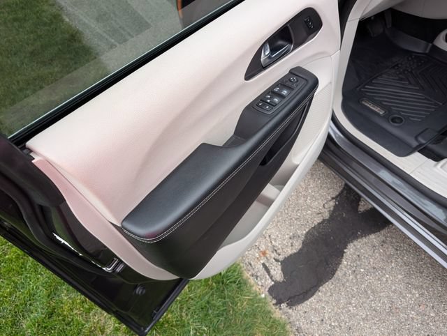 Used 2022 Chrysler Pacifica Touring-L FWD image 14