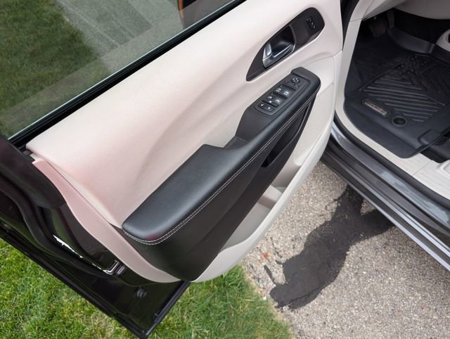 Used 2022 Chrysler Pacifica Touring-L FWD image 14