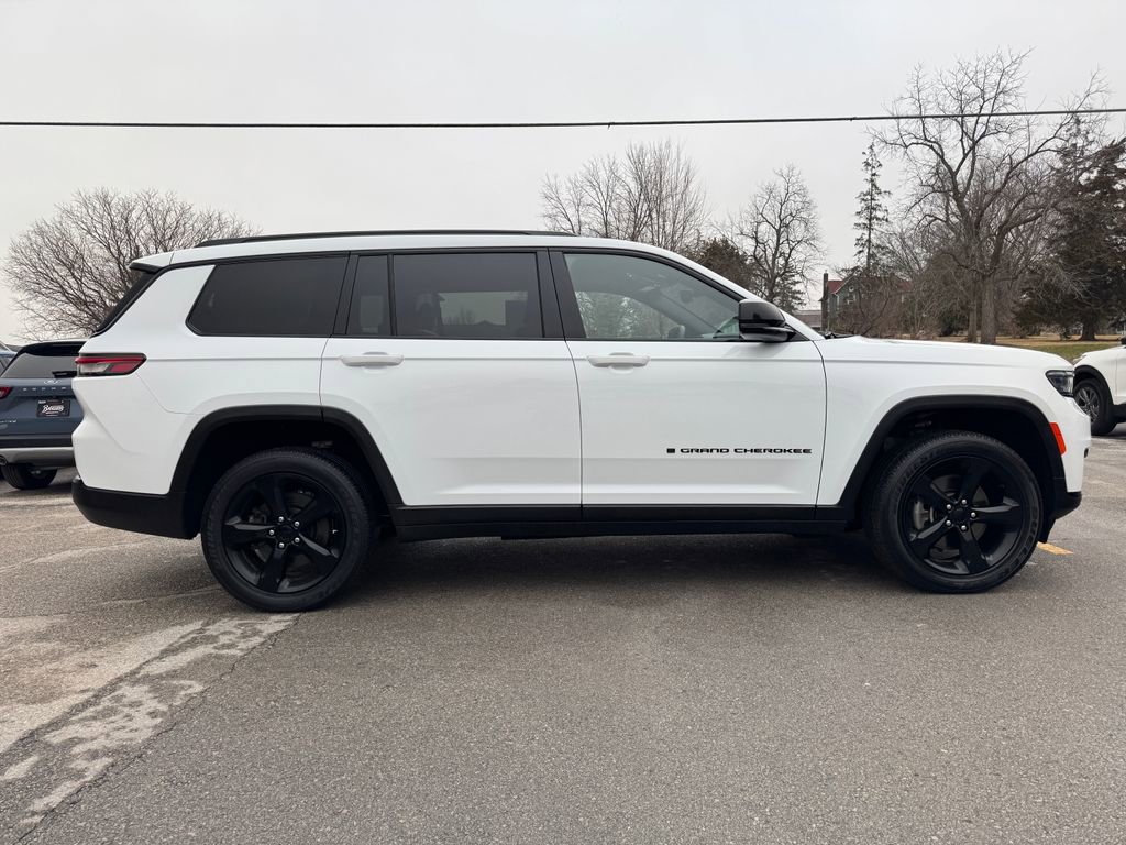 Used 2023 Jeep Grand Cherokee L Laredo AWD/4WD image 4