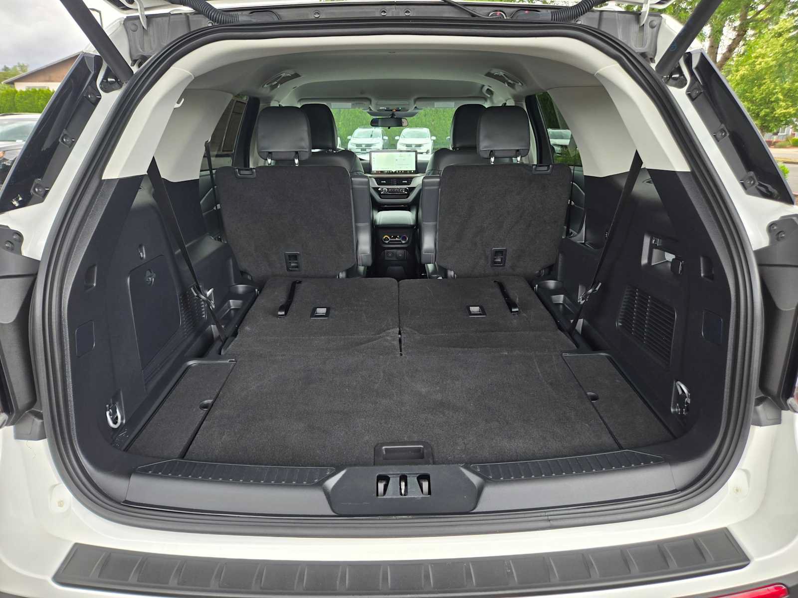 Used 2025 Ford Explorer Active w/ Active Comfort Package RWD image 13