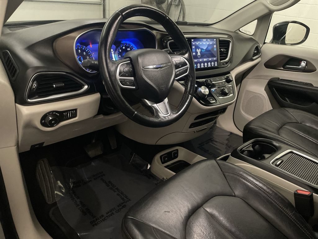 Used 2019 Chrysler Pacifica Touring-L Plus FWD image 4