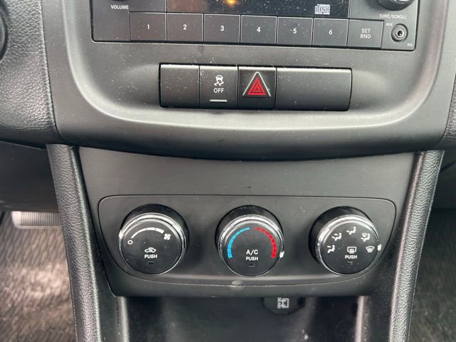 Used 2013 Dodge Avenger SE image 16