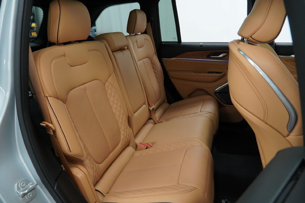 Used 2025 Jeep Grand Cherokee Summit AWD/4WD image 41
