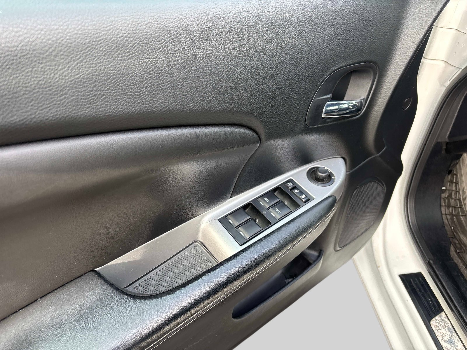 Used 2011 Chrysler 200 Limited image 15