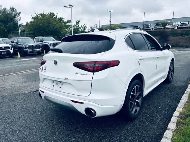 Used 2020 Alfa Romeo Stelvio Ti w/ Active Blind Spot Package AWD/4WD image 4