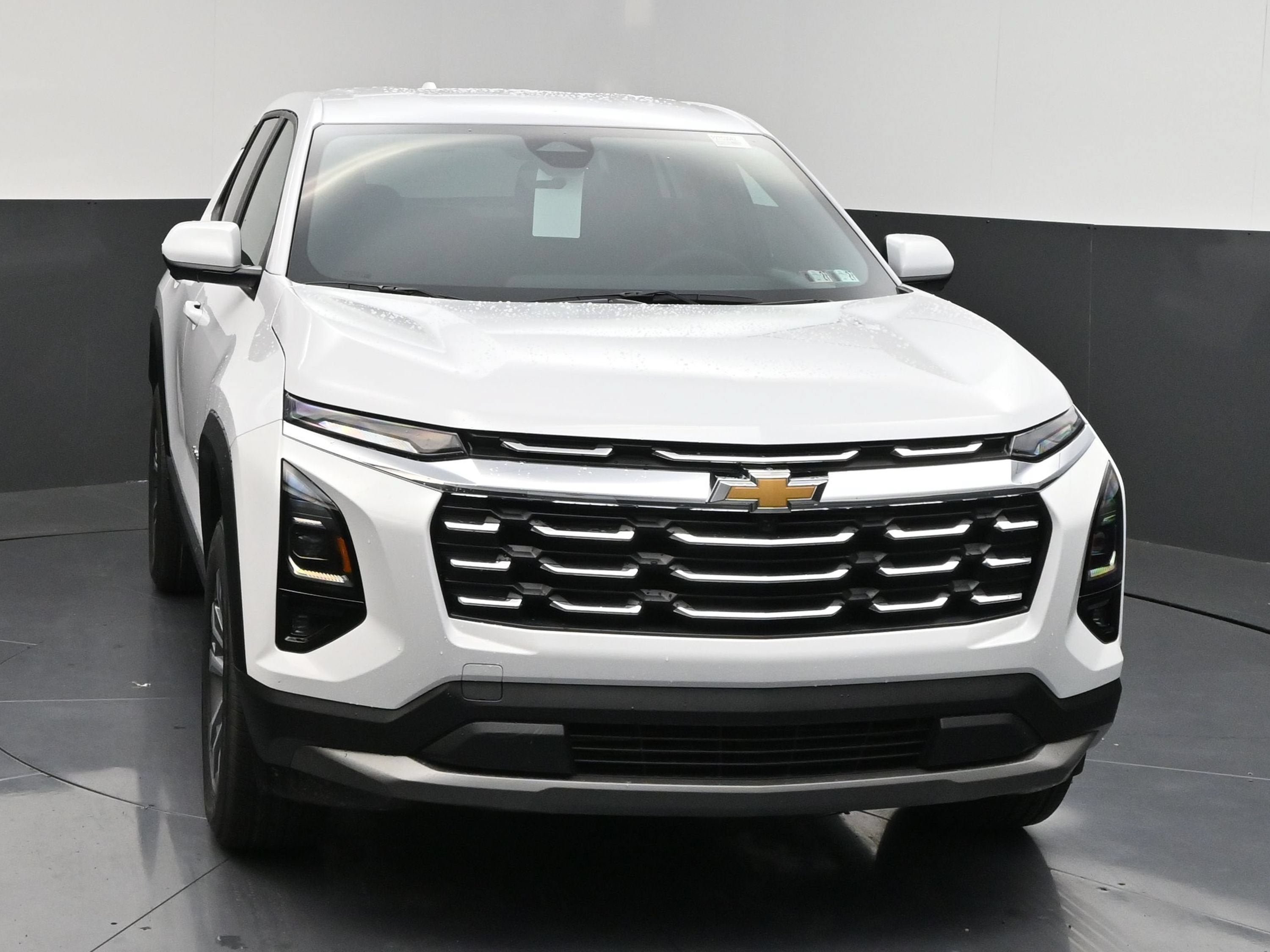 New 2027 Chevrolet Equinox LT w/ Convenience Package II FWD image 3