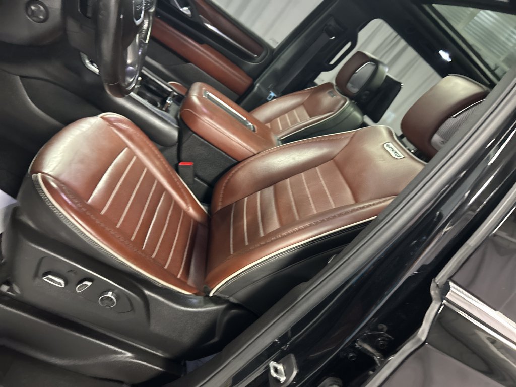 Used 2024 GMC Yukon XL Denali Ultimate AWD/4WD image 12