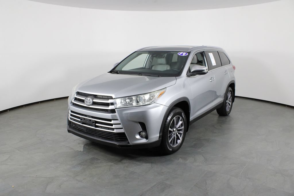 Used 2019 Toyota Highlander XLE AWD/4WD image 2