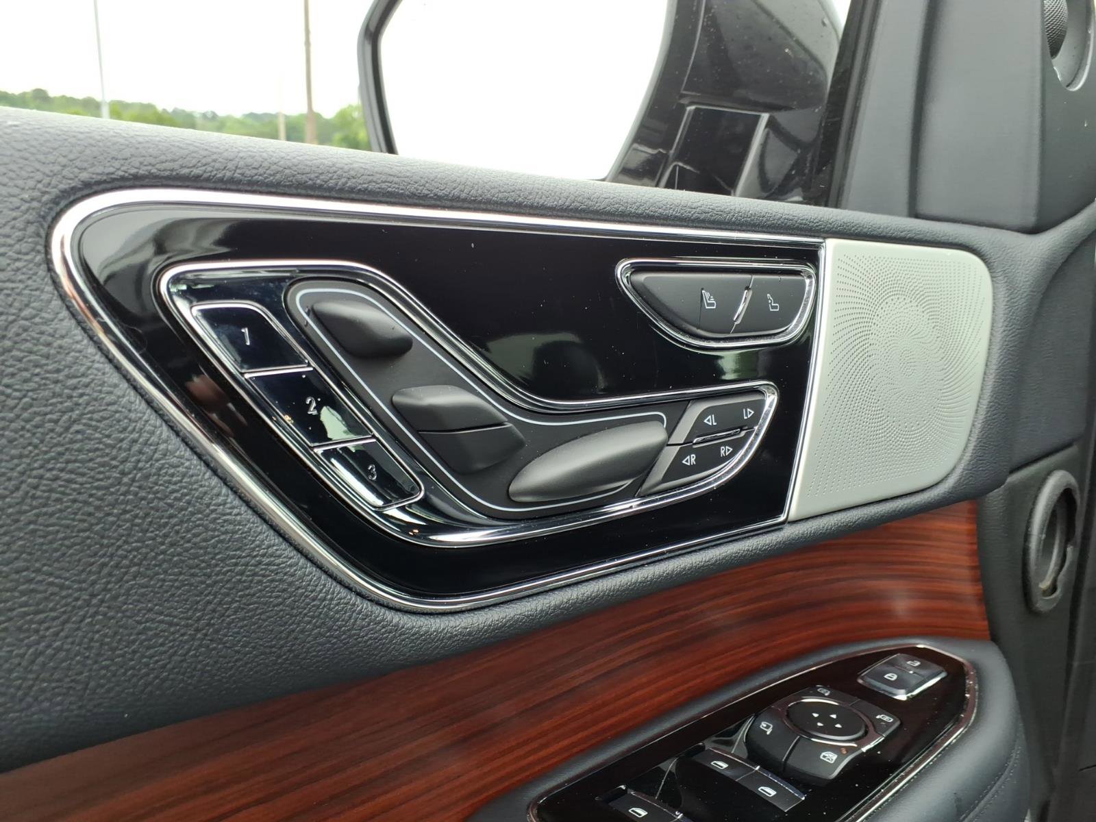 Used 2022 Lincoln Navigator Reserve AWD/4WD image 13