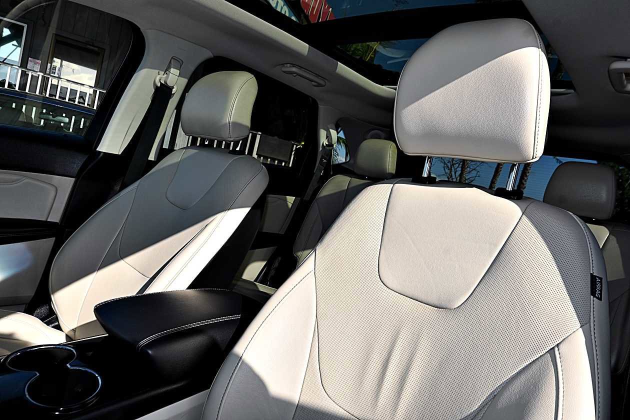Used 2017 Ford Edge Titanium w/ Equipment Group 302A FWD image 19