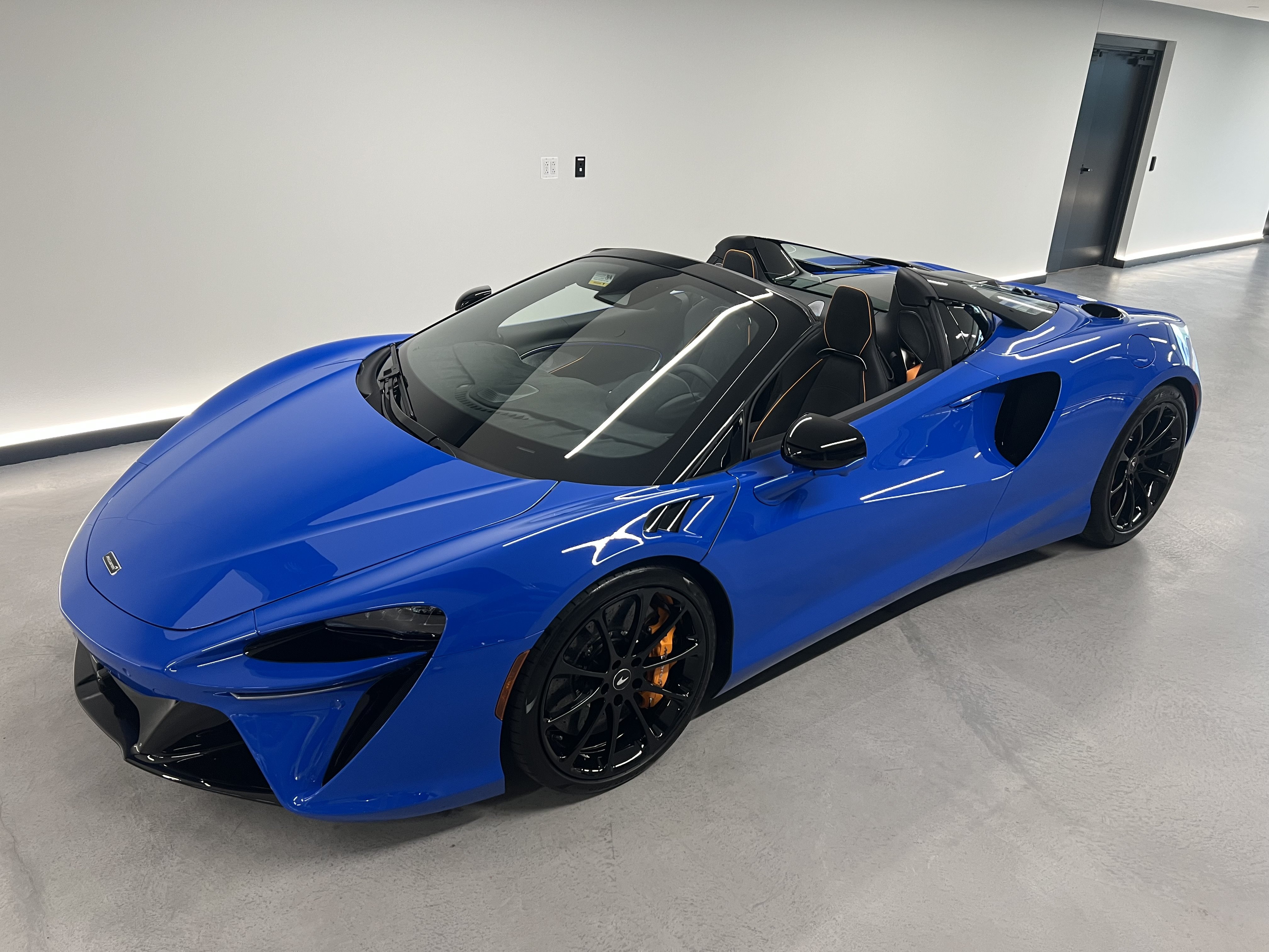 Used 2027 McLaren Artura Spider RWD image 4