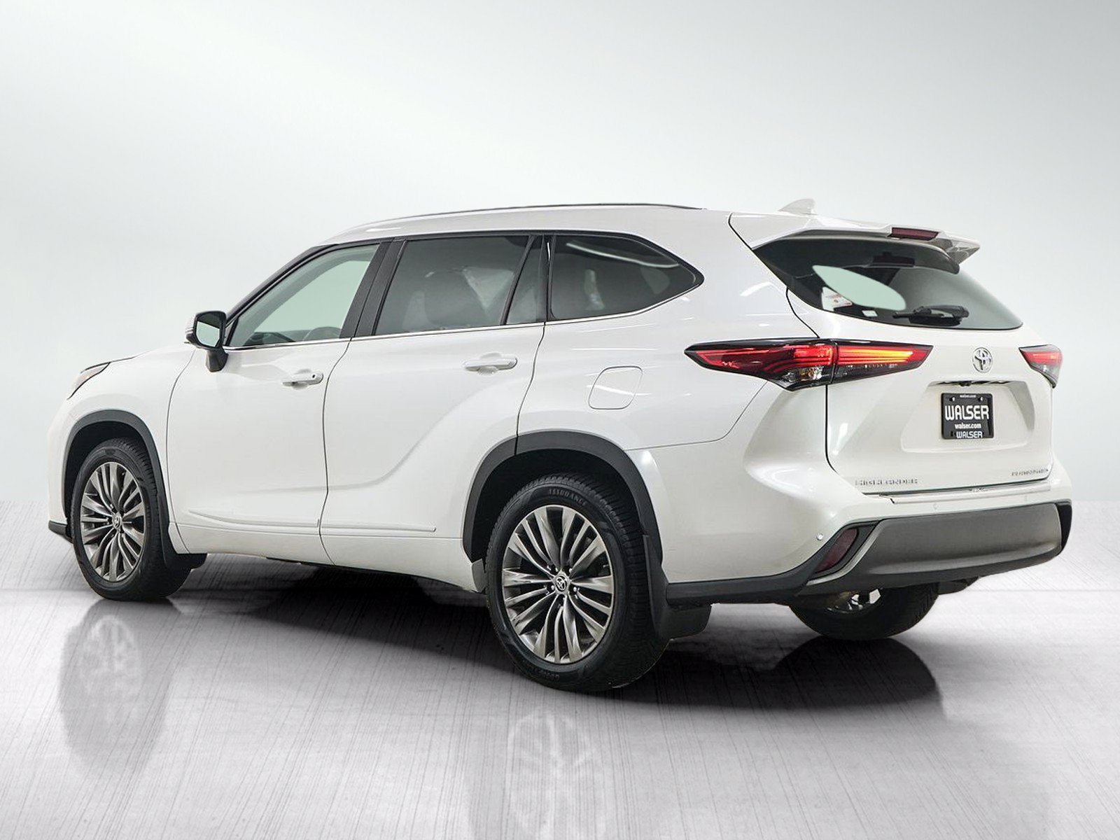 Used 2020 Toyota Highlander Platinum AWD/4WD image 3