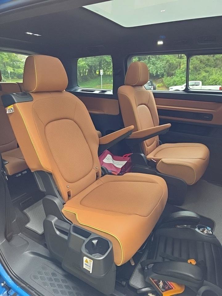 Used 2025 Volkswagen ID. Buzz Pro S Plus w/ Cupholders Package AWD/4WD image 8
