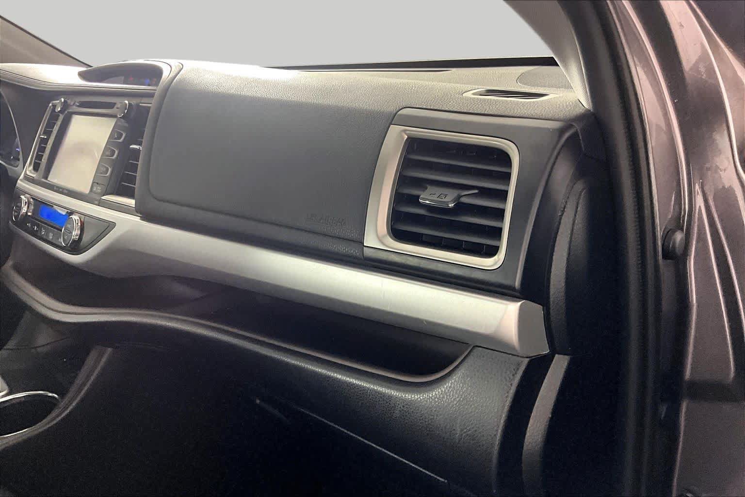 Used 2019 Toyota Highlander XLE AWD/4WD image 18