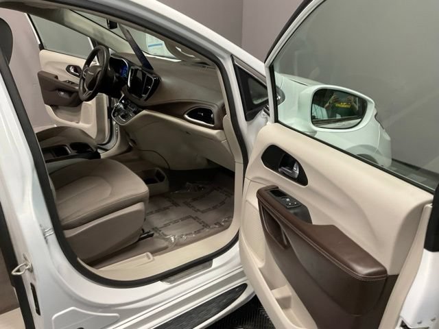 Used 2021 Chrysler Pacifica Touring FWD image 21