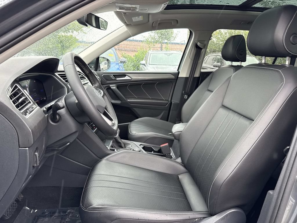 Used 2024 Volkswagen Tiguan SE w/ Panoramic Sunroof Package AWD/4WD image 10