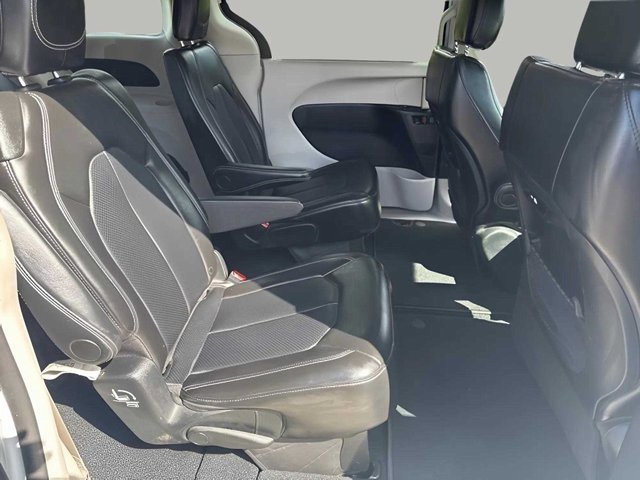 Used 2024 Chrysler Pacifica Touring-L image 31