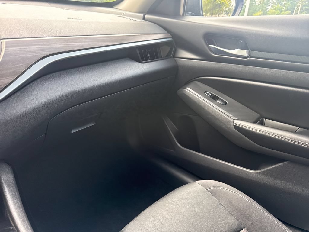 Used 2024 Nissan Altima 2.5 SV FWD image 17