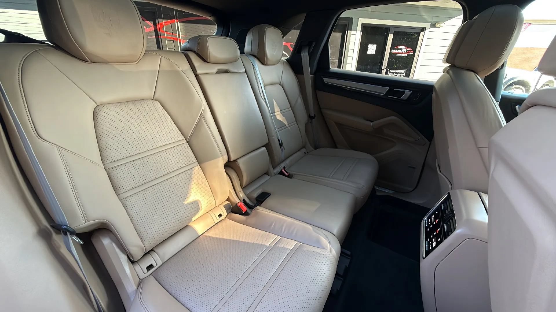 Used 2023 Porsche Cayenne Platinum Edition AWD/4WD image 26