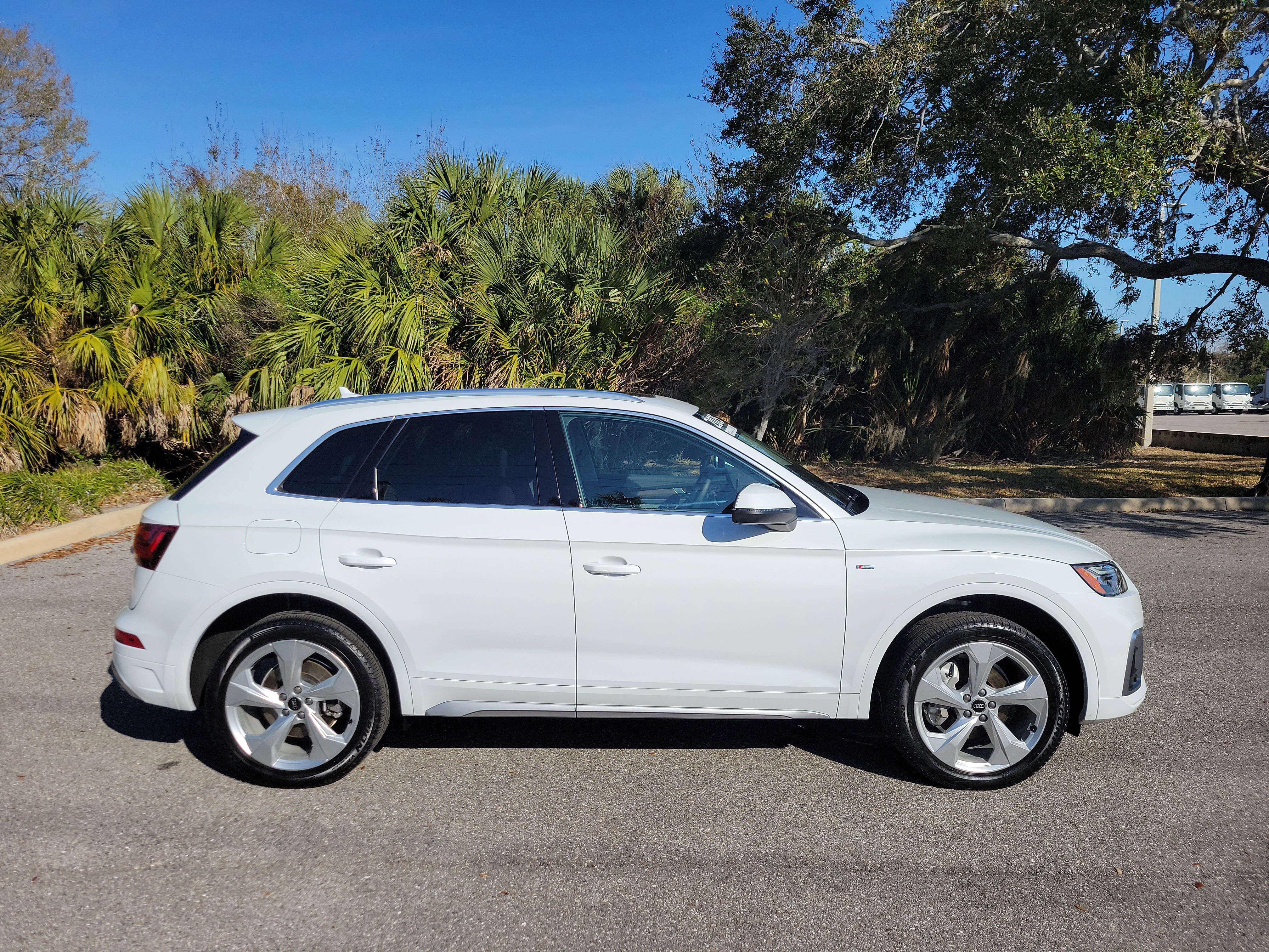 Certified 2025 Audi Q5 2.0T Premium Plus image 3