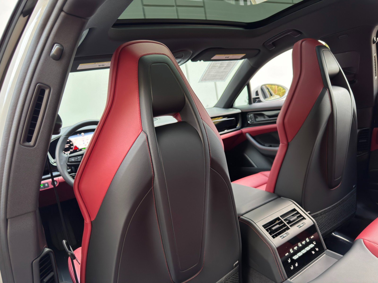 Used 2025 Porsche Panamera 4S w/ Premium Package image 38