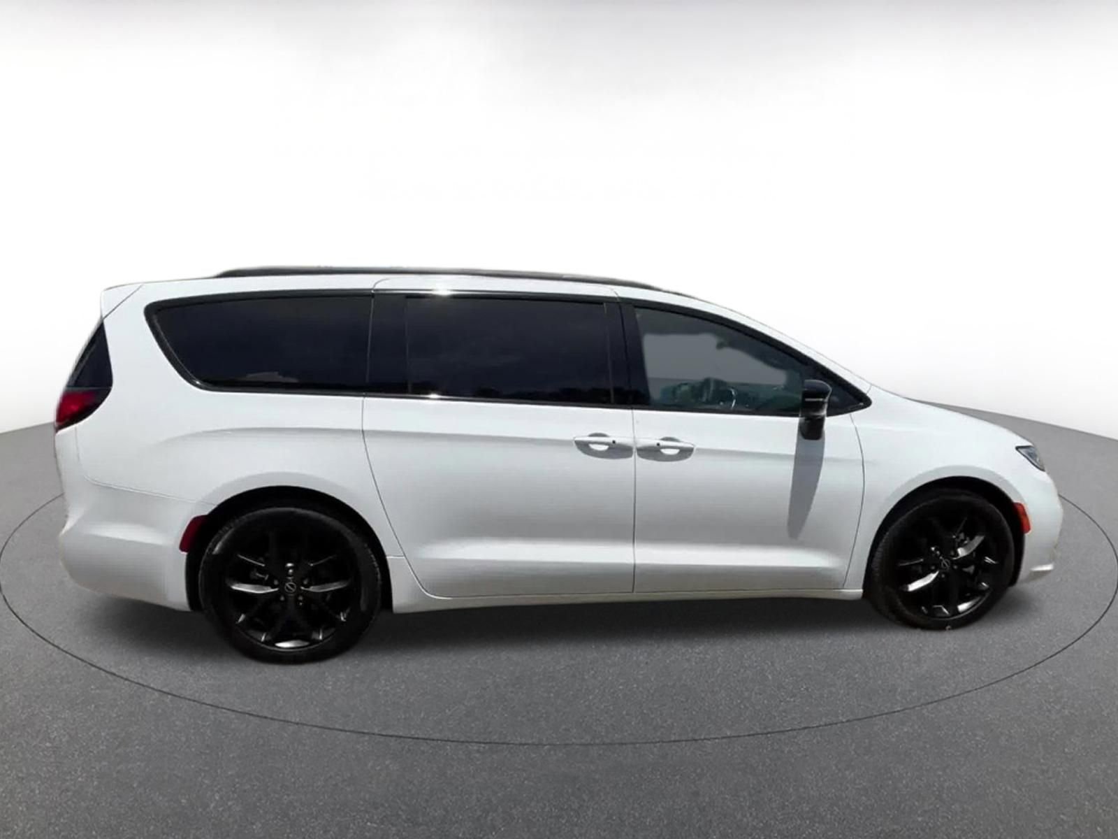 Used 2025 Chrysler Pacifica Limited FWD image 17