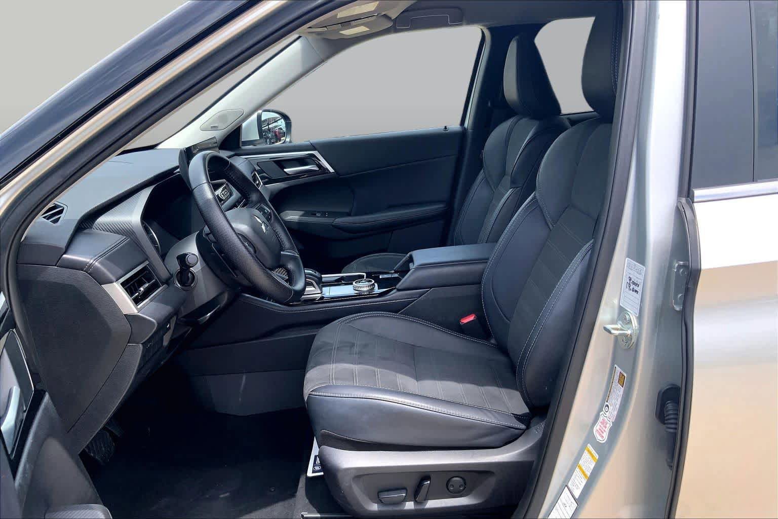 Used 2025 Mitsubishi Outlander SE FWD image 8