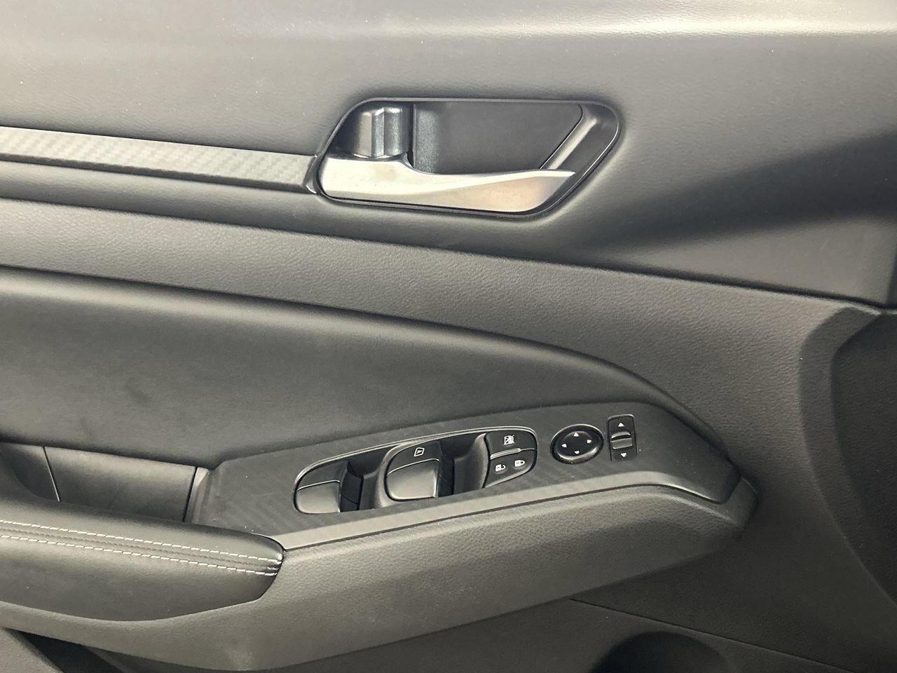 Used 2025 Nissan Altima 2.5 SV FWD image 18