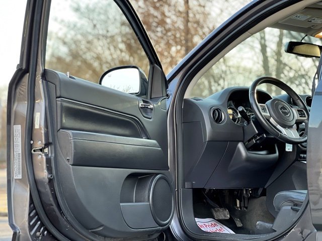 Used 2016 Jeep Compass Latitude image 9