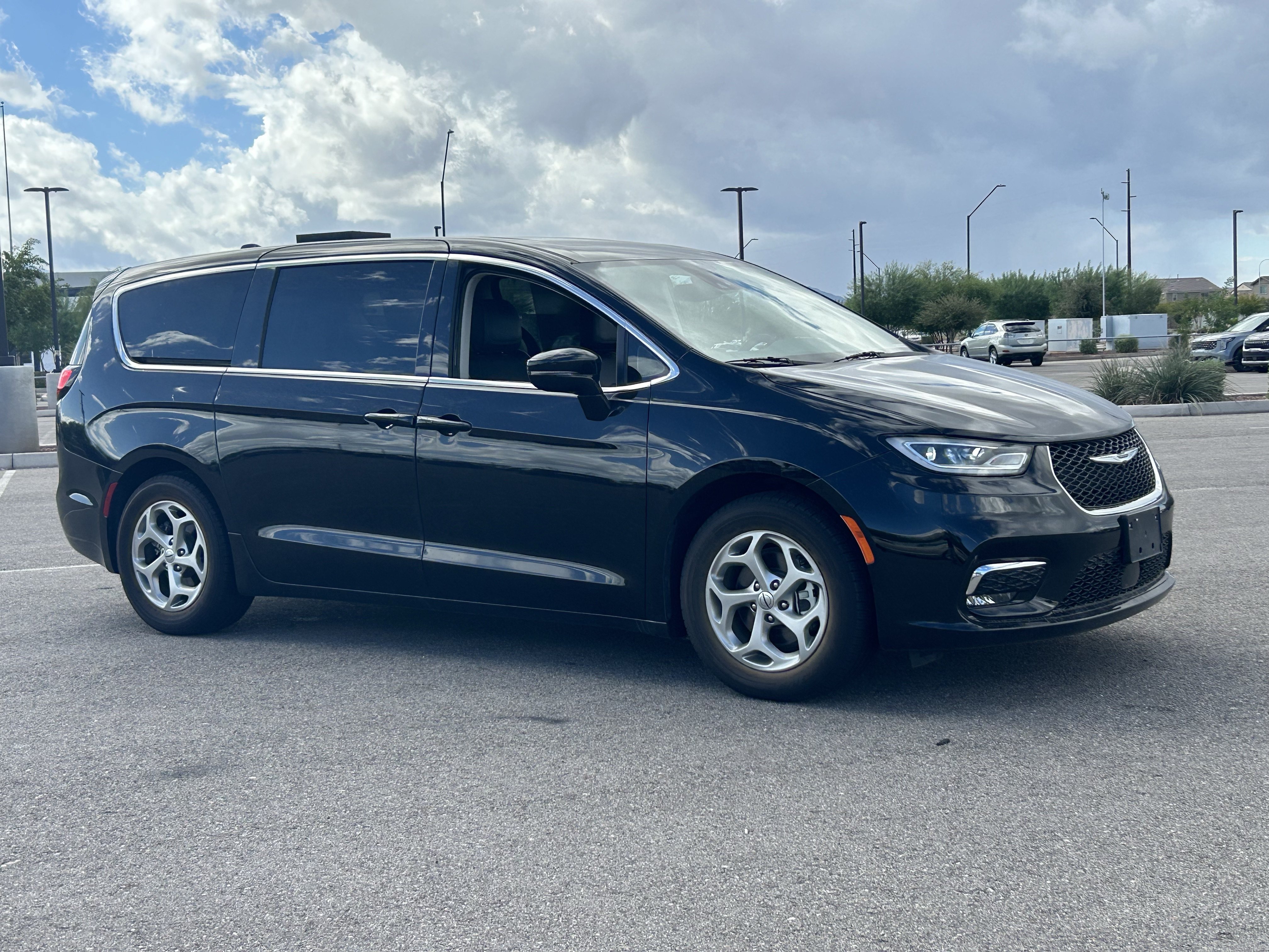 Used 2024 Chrysler Pacifica Limited FWD image 7