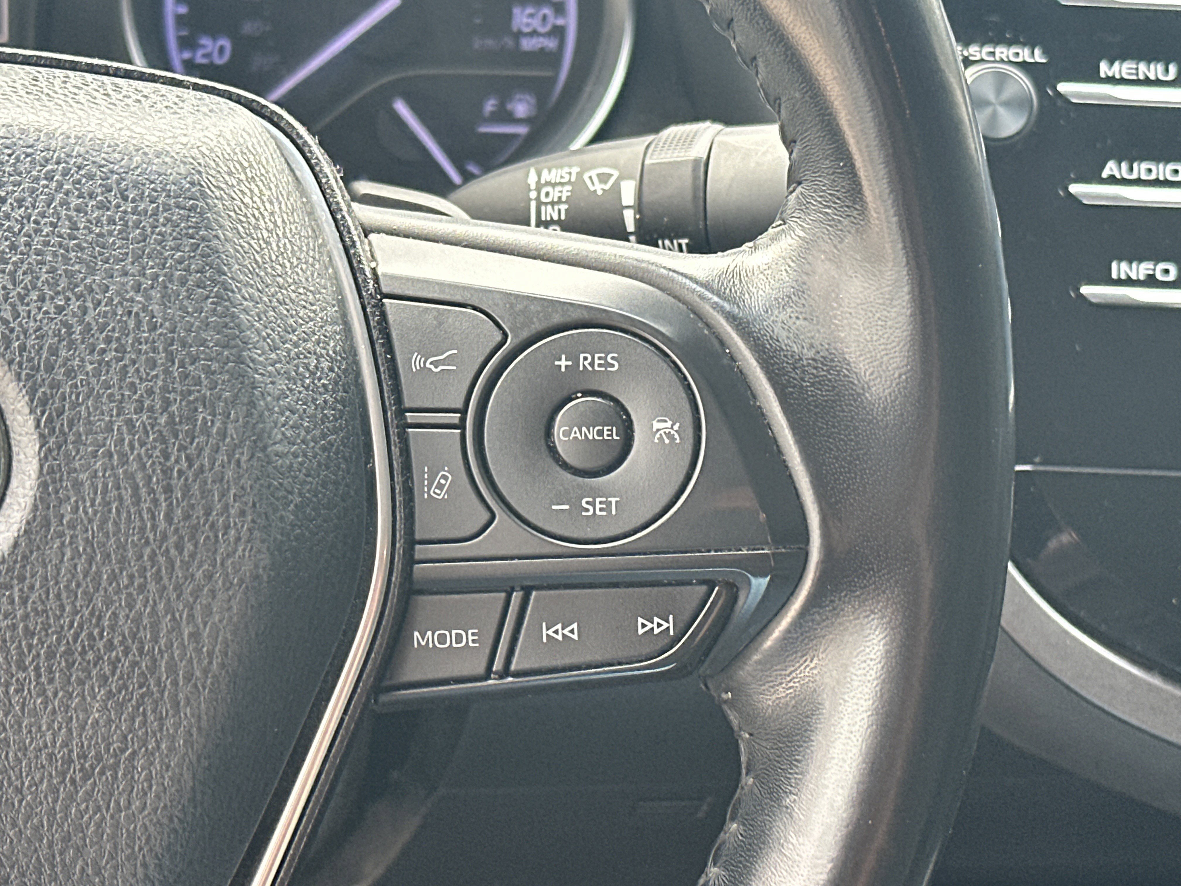 Used 2018 Toyota Camry SE w/ Convenience Package FWD image 18