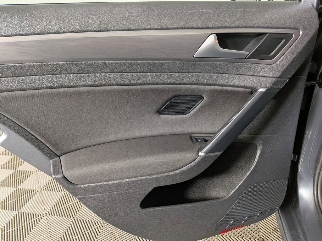 Used 2019 Volkswagen Golf S image 34