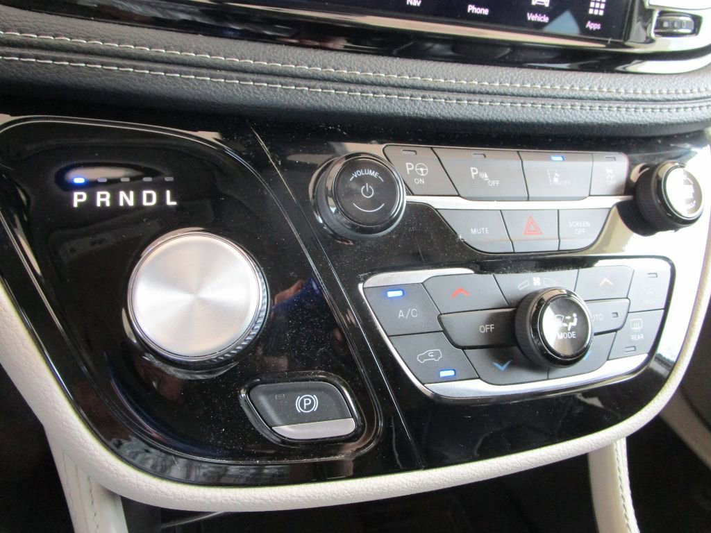Used 2022 Chrysler Pacifica Limited image 35