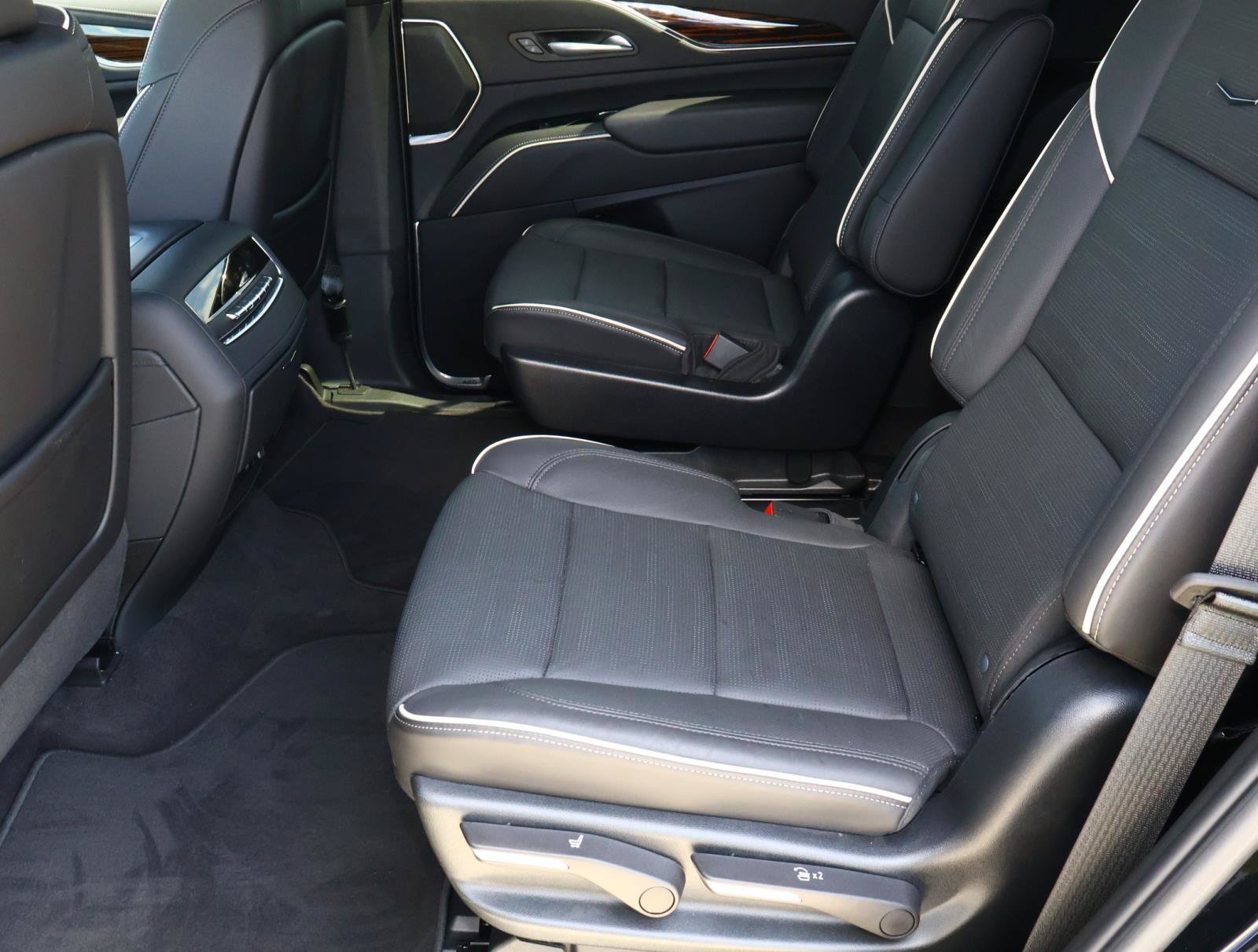 Used 2023 Cadillac Escalade Premium Luxury AWD/4WD image 26