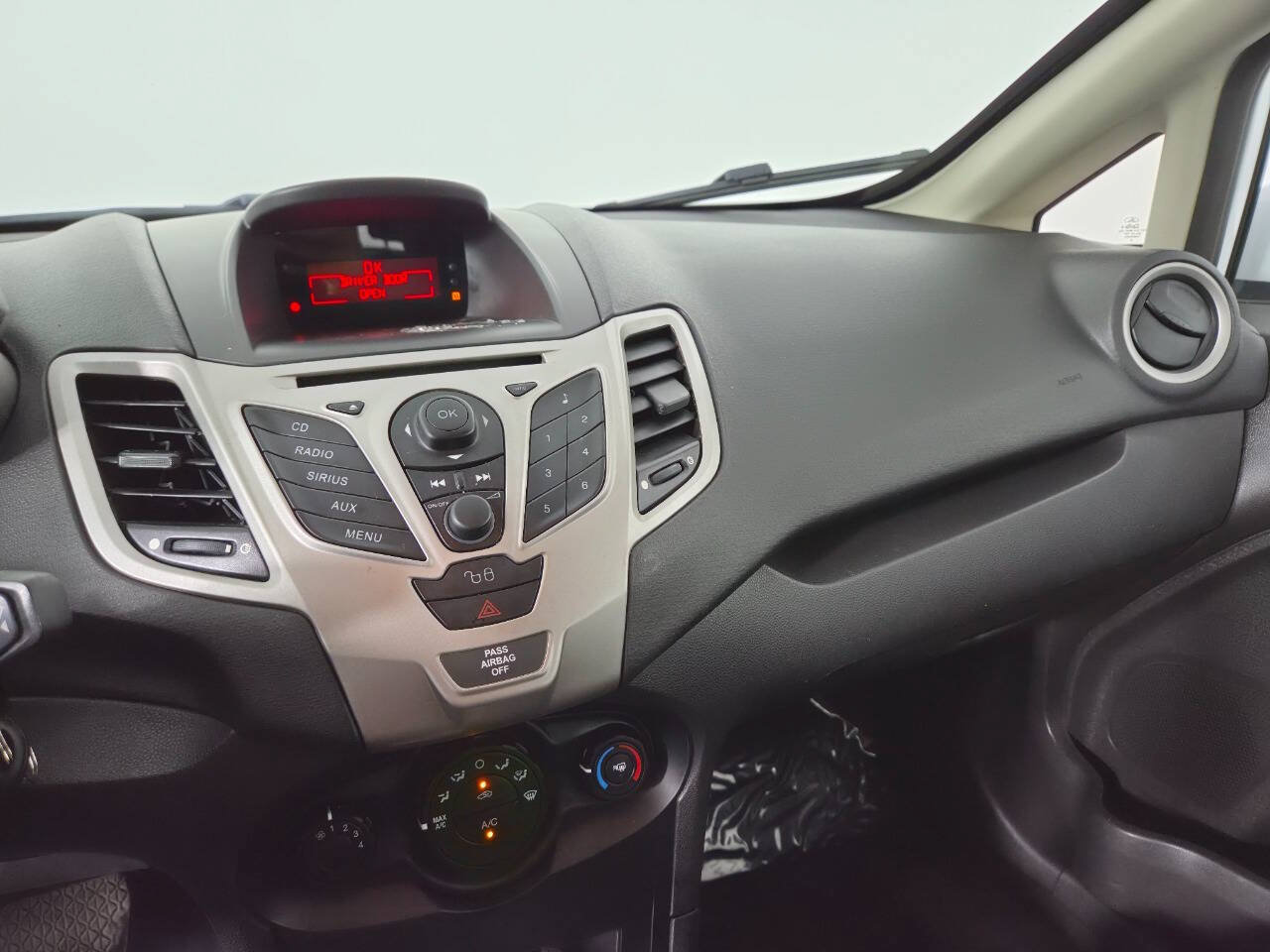 Used 2012 Ford Fiesta SE w/ Super Fuel Economy Pkg FWD image 25