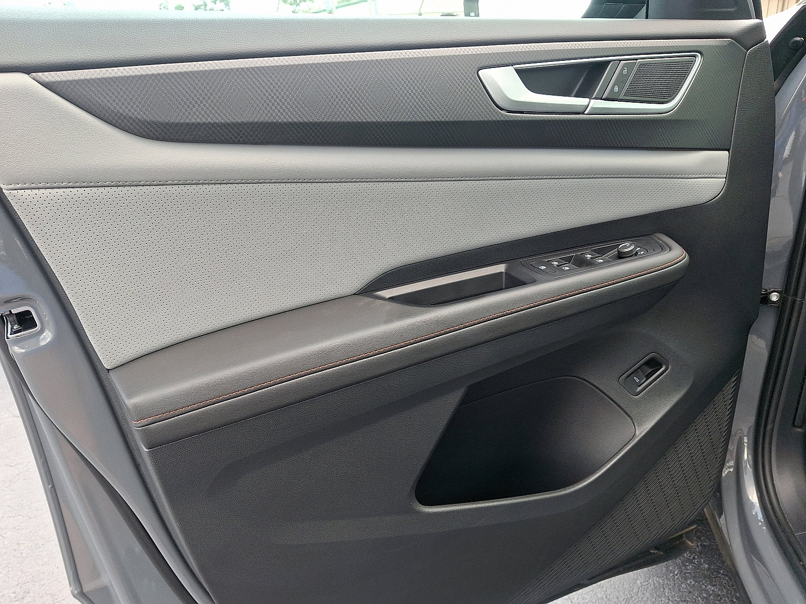 Certified 2025 Volkswagen Atlas Peak Edition SE image 13