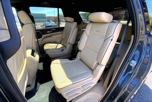 Used 2021 Cadillac Escalade Premium Luxury AWD/4WD image 25