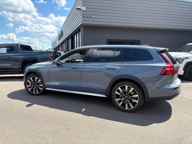 Used 2023 Volvo V60 B5 Cross Country Ultimate AWD/4WD image 9